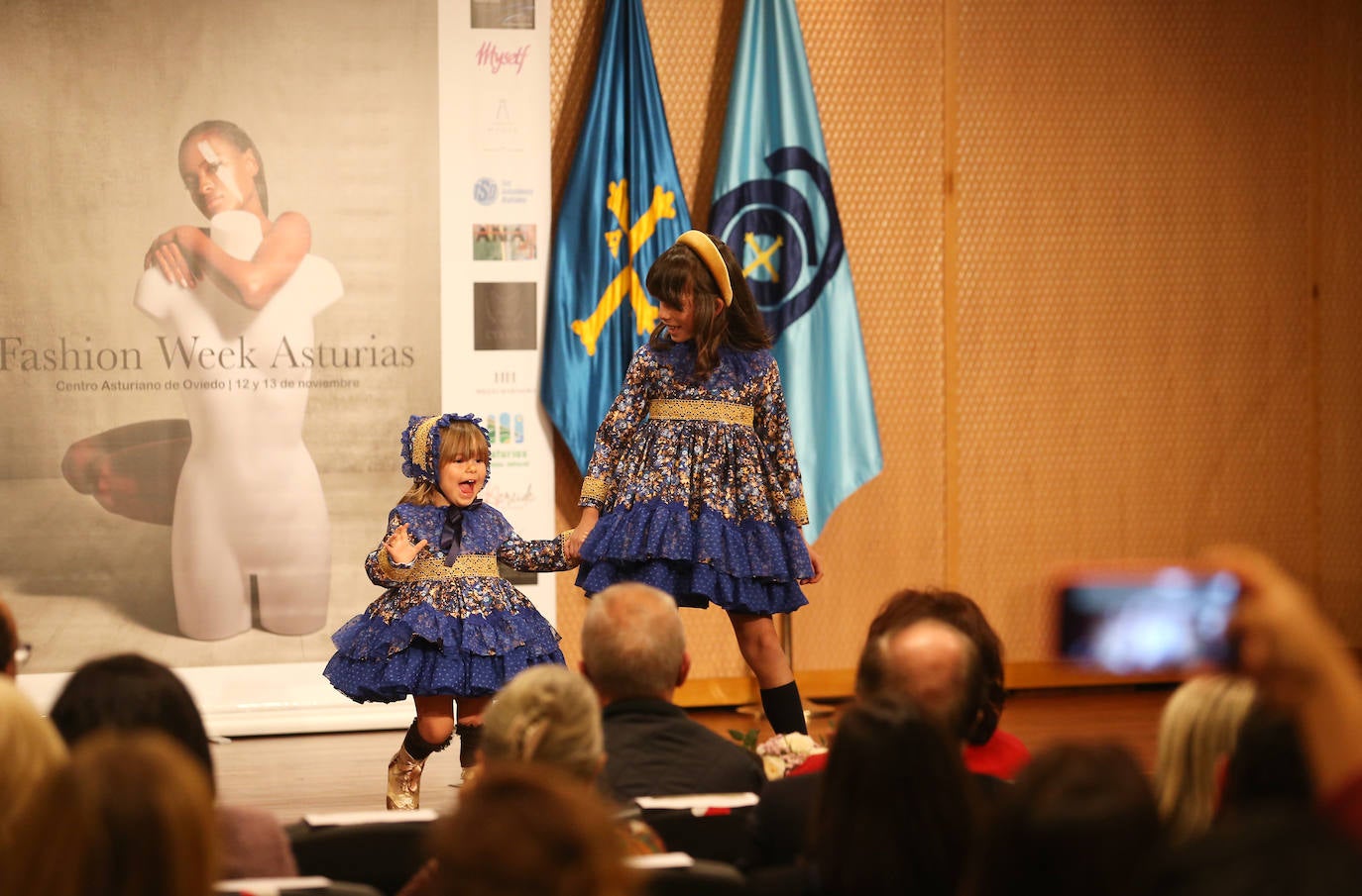 El Centro Asturiano de Oviedo reunió durante dos días todas las miradas de los profesionales de la moda asturiana, siendo la sede de la Fashion Week Asturias de este año. Tras un año complicado para el sector, en el que las ventas se redujeron considerablemente y no se pudieron realizar este tipo de eventos, Lourdes Iglesias, de Rassim's y directora de Fashion Week Asturias, volvía a mostrarse «contenta de volver a vernos las caras y celebrar este tipo de desfiles».