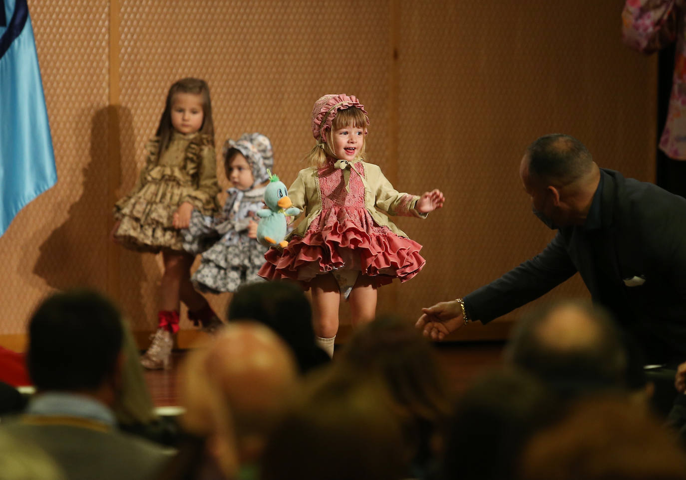 El Centro Asturiano de Oviedo reunió durante dos días todas las miradas de los profesionales de la moda asturiana, siendo la sede de la Fashion Week Asturias de este año. Tras un año complicado para el sector, en el que las ventas se redujeron considerablemente y no se pudieron realizar este tipo de eventos, Lourdes Iglesias, de Rassim's y directora de Fashion Week Asturias, volvía a mostrarse «contenta de volver a vernos las caras y celebrar este tipo de desfiles».
