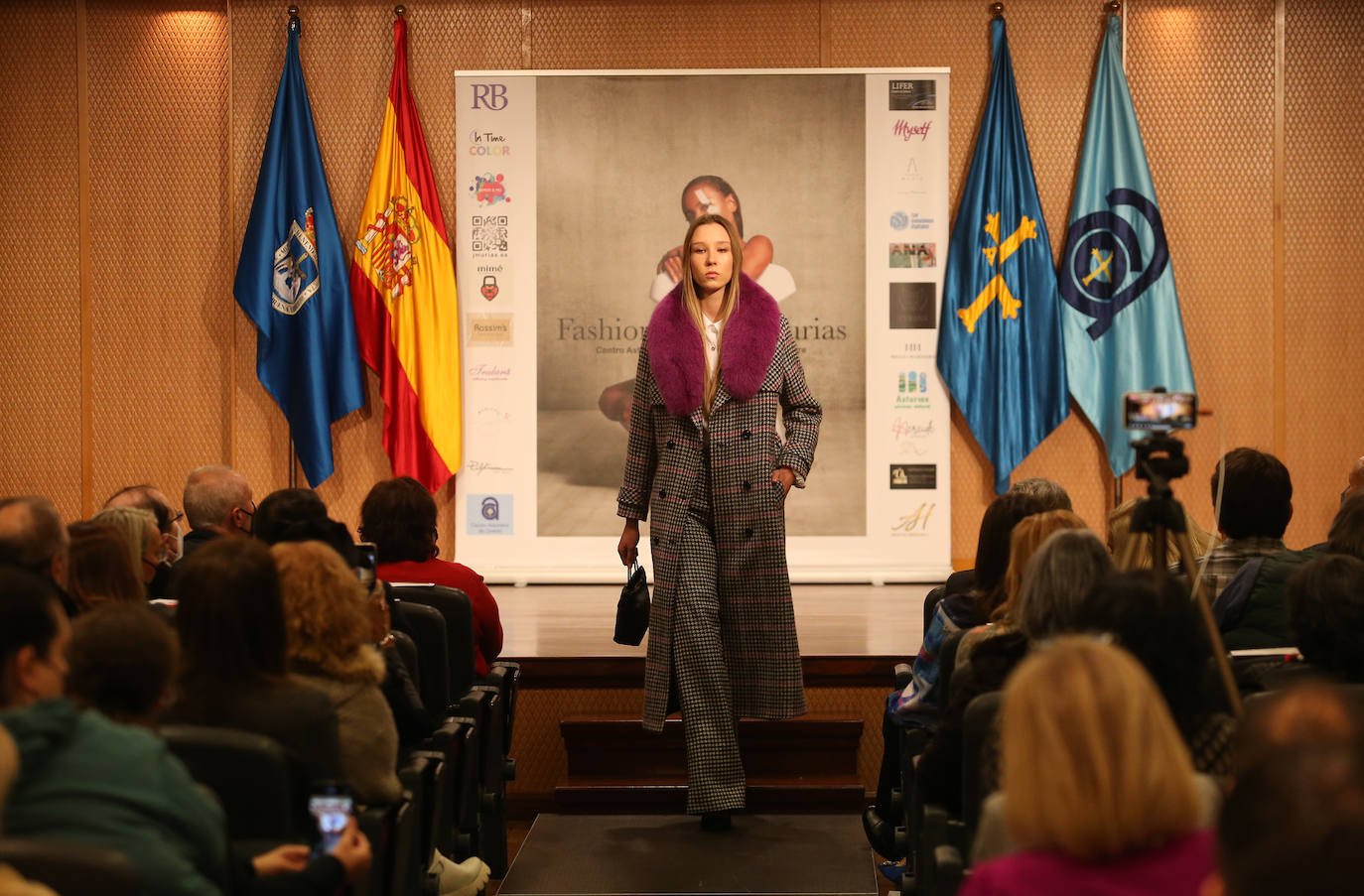 El Centro Asturiano de Oviedo reunió durante dos días todas las miradas de los profesionales de la moda asturiana, siendo la sede de la Fashion Week Asturias de este año. Tras un año complicado para el sector, en el que las ventas se redujeron considerablemente y no se pudieron realizar este tipo de eventos, Lourdes Iglesias, de Rassim's y directora de Fashion Week Asturias, volvía a mostrarse «contenta de volver a vernos las caras y celebrar este tipo de desfiles».