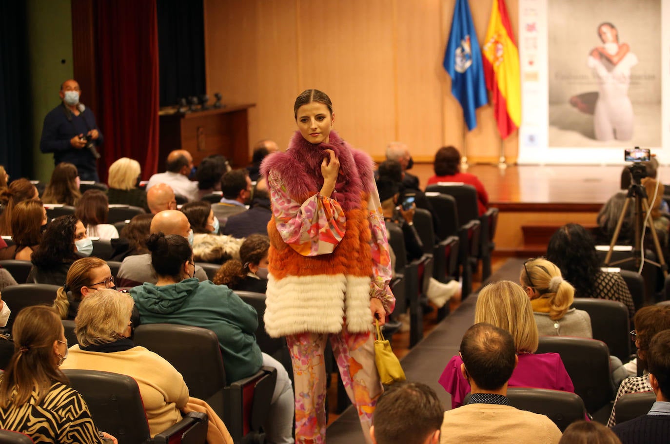 El Centro Asturiano de Oviedo reunió durante dos días todas las miradas de los profesionales de la moda asturiana, siendo la sede de la Fashion Week Asturias de este año. Tras un año complicado para el sector, en el que las ventas se redujeron considerablemente y no se pudieron realizar este tipo de eventos, Lourdes Iglesias, de Rassim's y directora de Fashion Week Asturias, volvía a mostrarse «contenta de volver a vernos las caras y celebrar este tipo de desfiles».