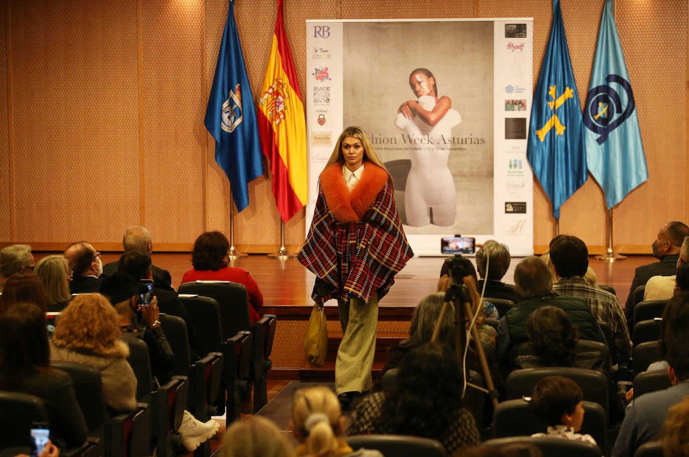 El Centro Asturiano de Oviedo reunió durante dos días todas las miradas de los profesionales de la moda asturiana, siendo la sede de la Fashion Week Asturias de este año. Tras un año complicado para el sector, en el que las ventas se redujeron considerablemente y no se pudieron realizar este tipo de eventos, Lourdes Iglesias, de Rassim's y directora de Fashion Week Asturias, volvía a mostrarse «contenta de volver a vernos las caras y celebrar este tipo de desfiles».