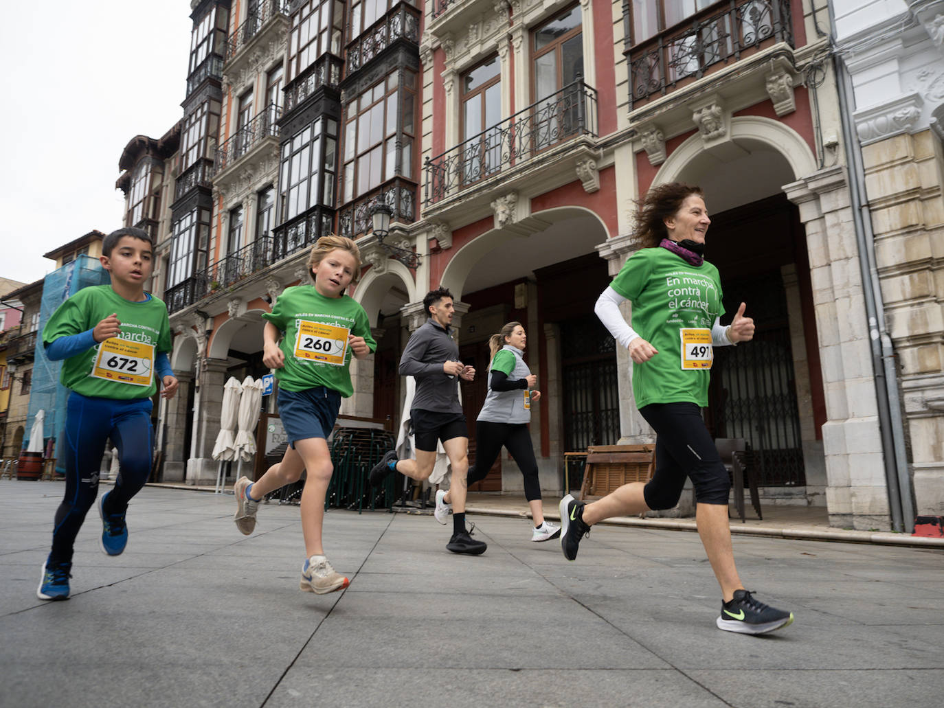 Participantes en la marcha contra el cáncer celebrada en Avilés 