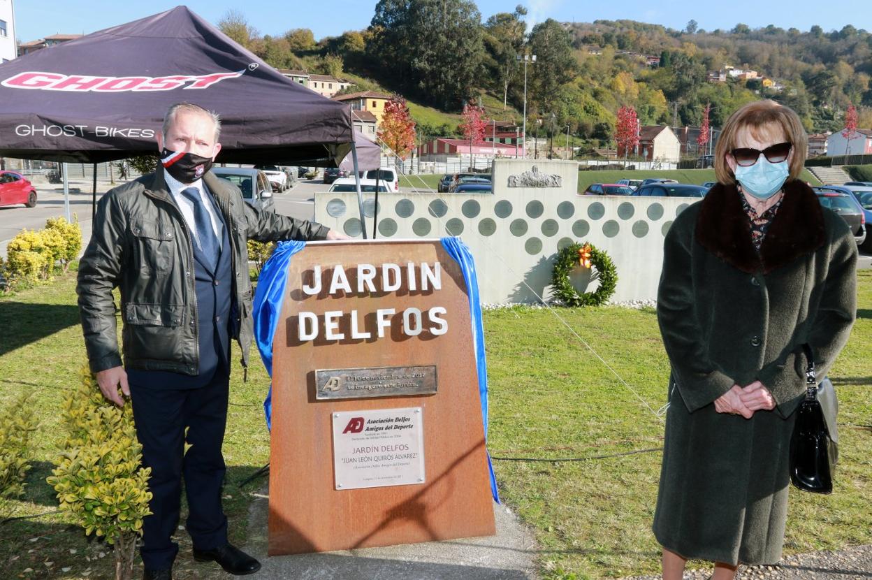 El presidente de Amigos del Deporte, Jorge Fernández Cuesta, junto a Carmen Castillo, viuda de Juan León Quirós Álvarez, durante el homenaje en el jardín Delfos. 