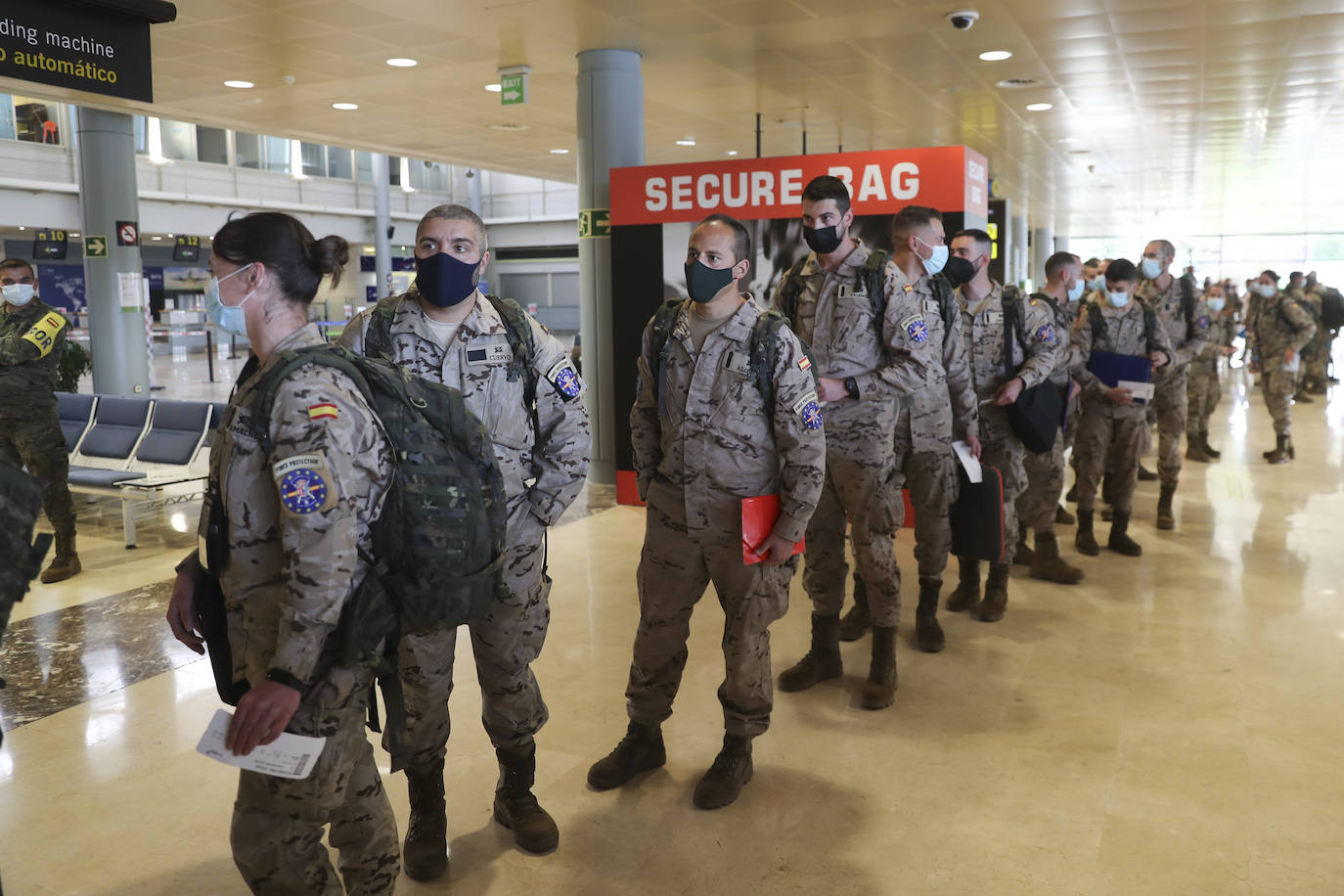 Los 220 soldados que instruirán al ejército de Mali ya han partido de Asturias. Sus familiares han querido acompañarlos para despedirlos entre aplausos y lágrimas. 