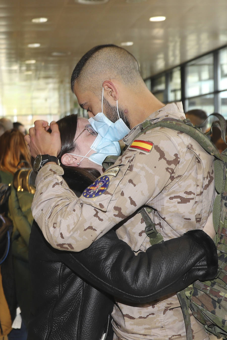 Los 220 soldados que instruirán al ejército de Mali ya han partido de Asturias. Sus familiares han querido acompañarlos para despedirlos entre aplausos y lágrimas. 