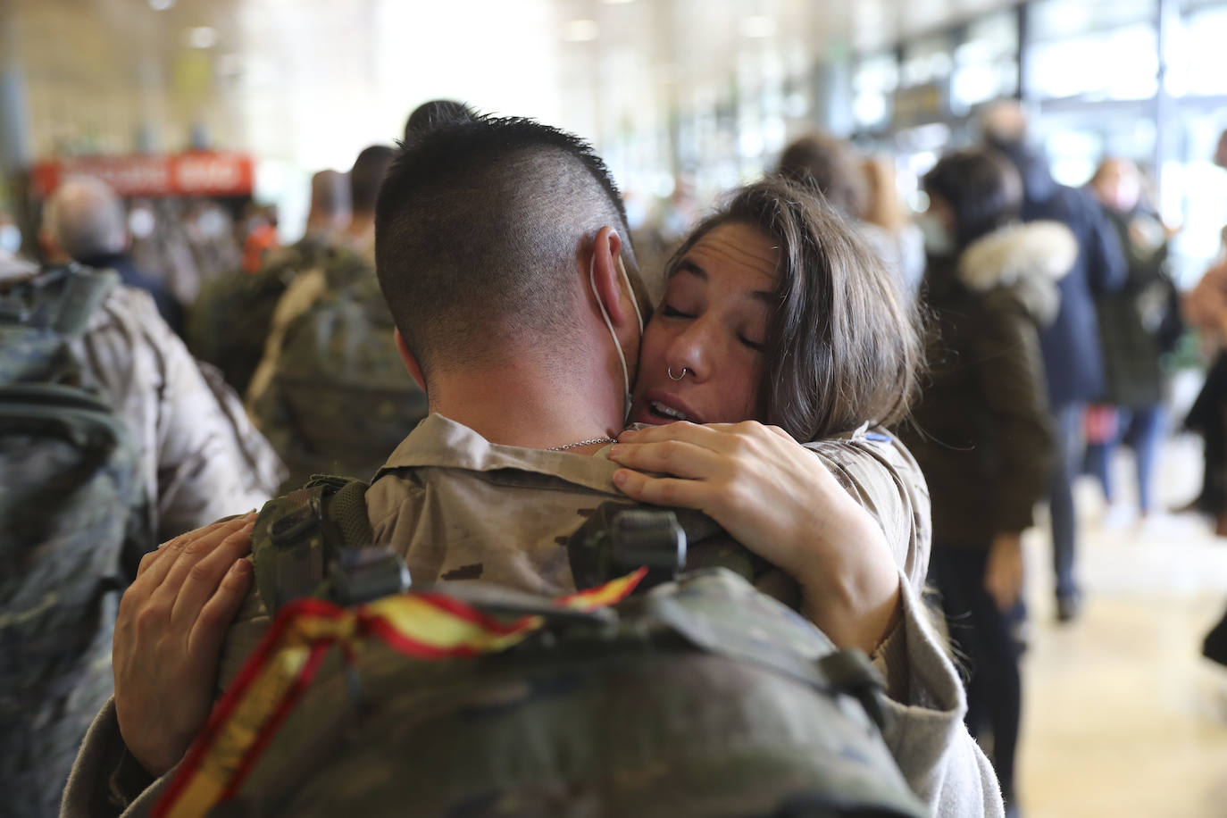 Los 220 soldados que instruirán al ejército de Mali ya han partido de Asturias. Sus familiares han querido acompañarlos para despedirlos entre aplausos y lágrimas. 