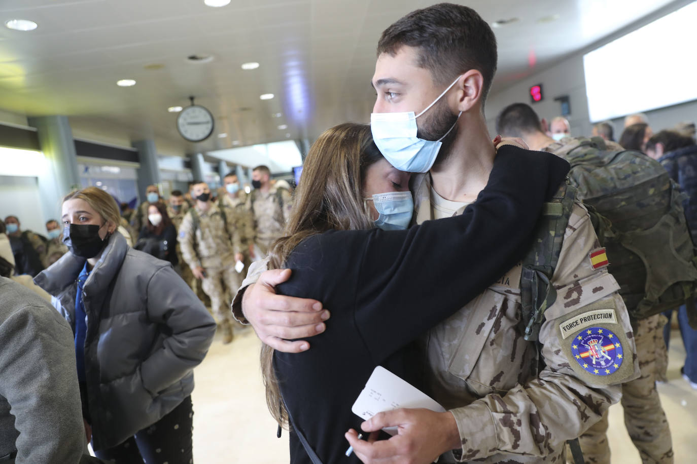 Los 220 soldados que instruirán al ejército de Mali ya han partido de Asturias. Sus familiares han querido acompañarlos para despedirlos entre aplausos y lágrimas. 