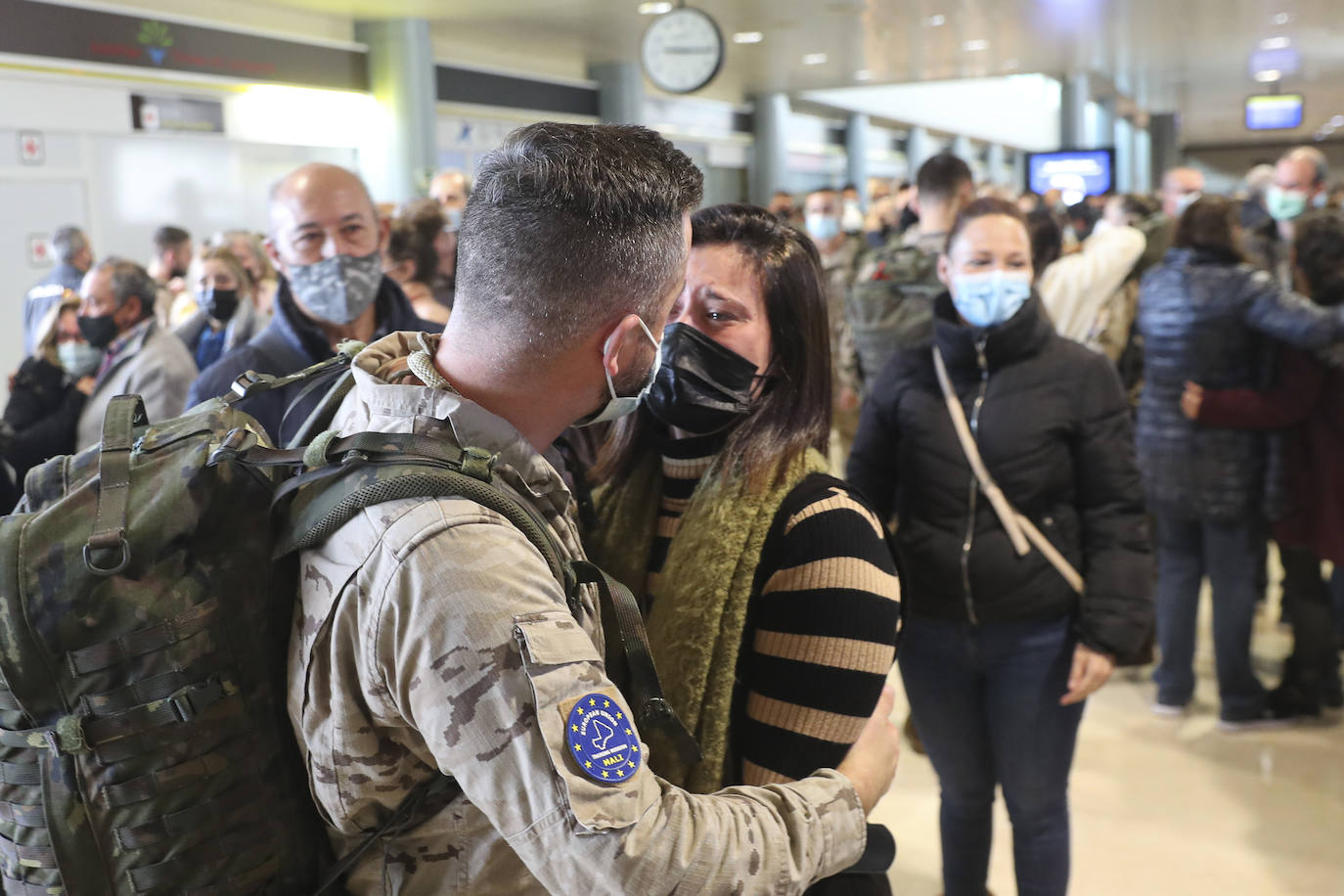 Los 220 soldados que instruirán al ejército de Mali ya han partido de Asturias. Sus familiares han querido acompañarlos para despedirlos entre aplausos y lágrimas. 