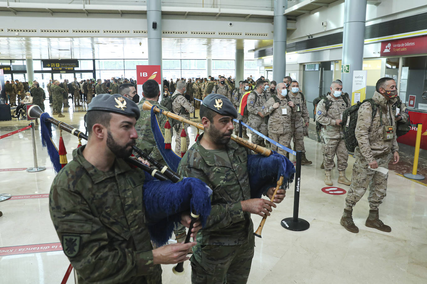 Los 220 soldados que instruirán al ejército de Mali ya han partido de Asturias. Sus familiares han querido acompañarlos para despedirlos entre aplausos y lágrimas. 