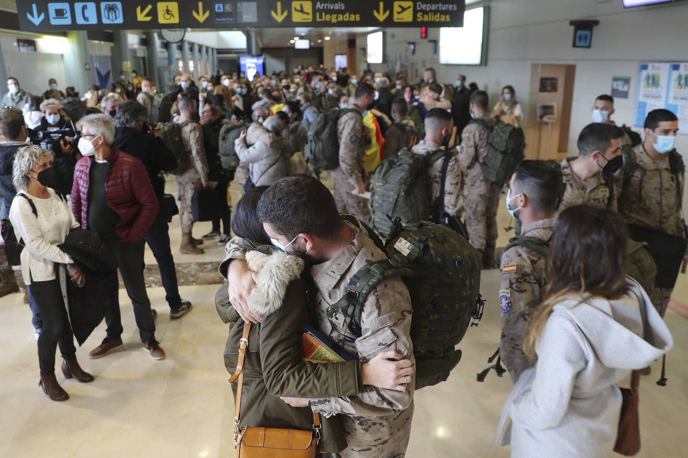 Los 220 soldados que instruirán al ejército de Mali ya han partido de Asturias. Sus familiares han querido acompañarlos para despedirlos entre aplausos y lágrimas. 