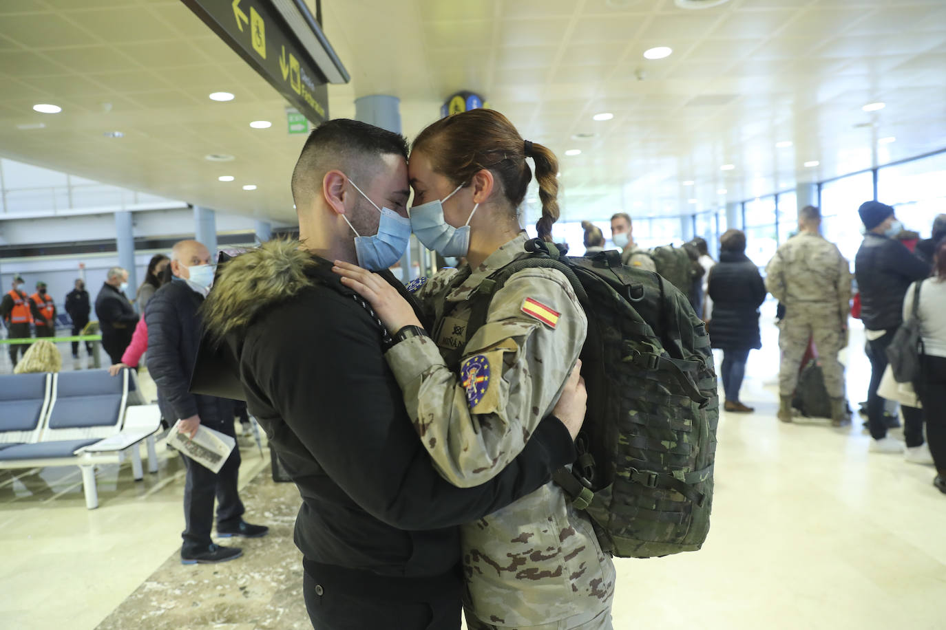 Los 220 soldados que instruirán al ejército de Mali ya han partido de Asturias. Sus familiares han querido acompañarlos para despedirlos entre aplausos y lágrimas. 