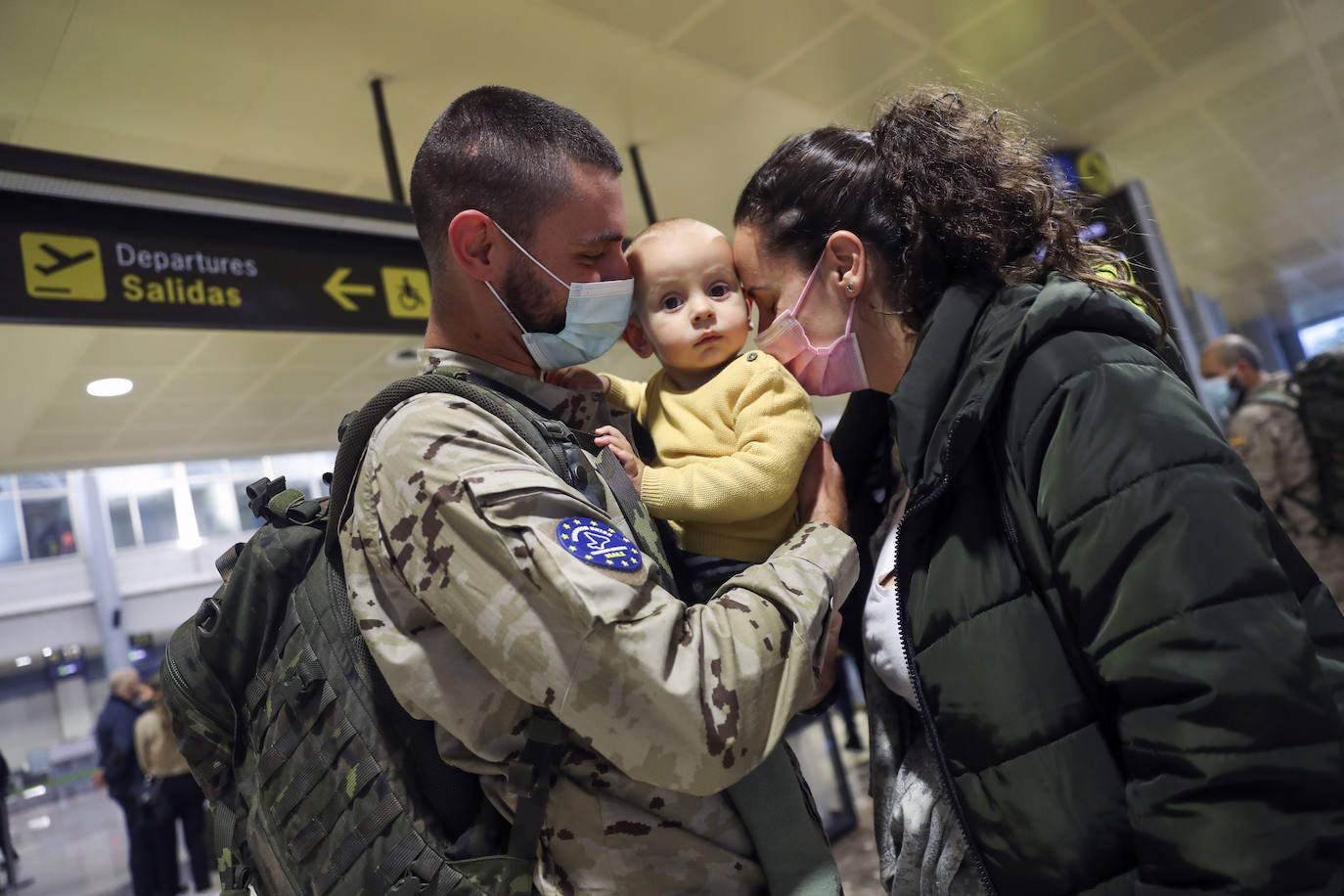 Los 220 soldados que instruirán al ejército de Mali ya han partido de Asturias. Sus familiares han querido acompañarlos para despedirlos entre aplausos y lágrimas. 