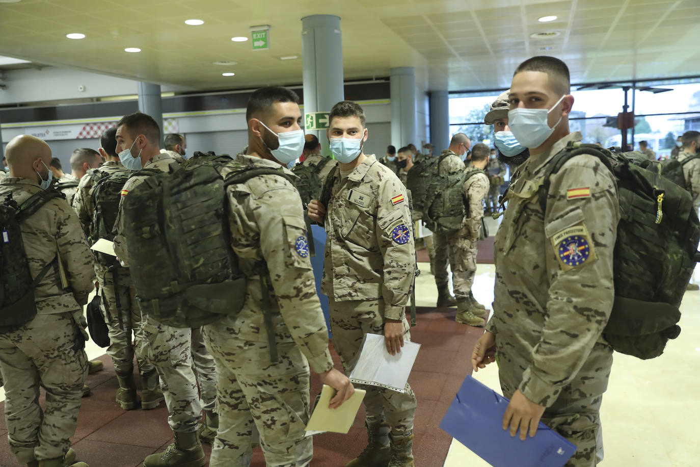 Los 220 soldados que instruirán al ejército de Mali ya han partido de Asturias. Sus familiares han querido acompañarlos para despedirlos entre aplausos y lágrimas. 