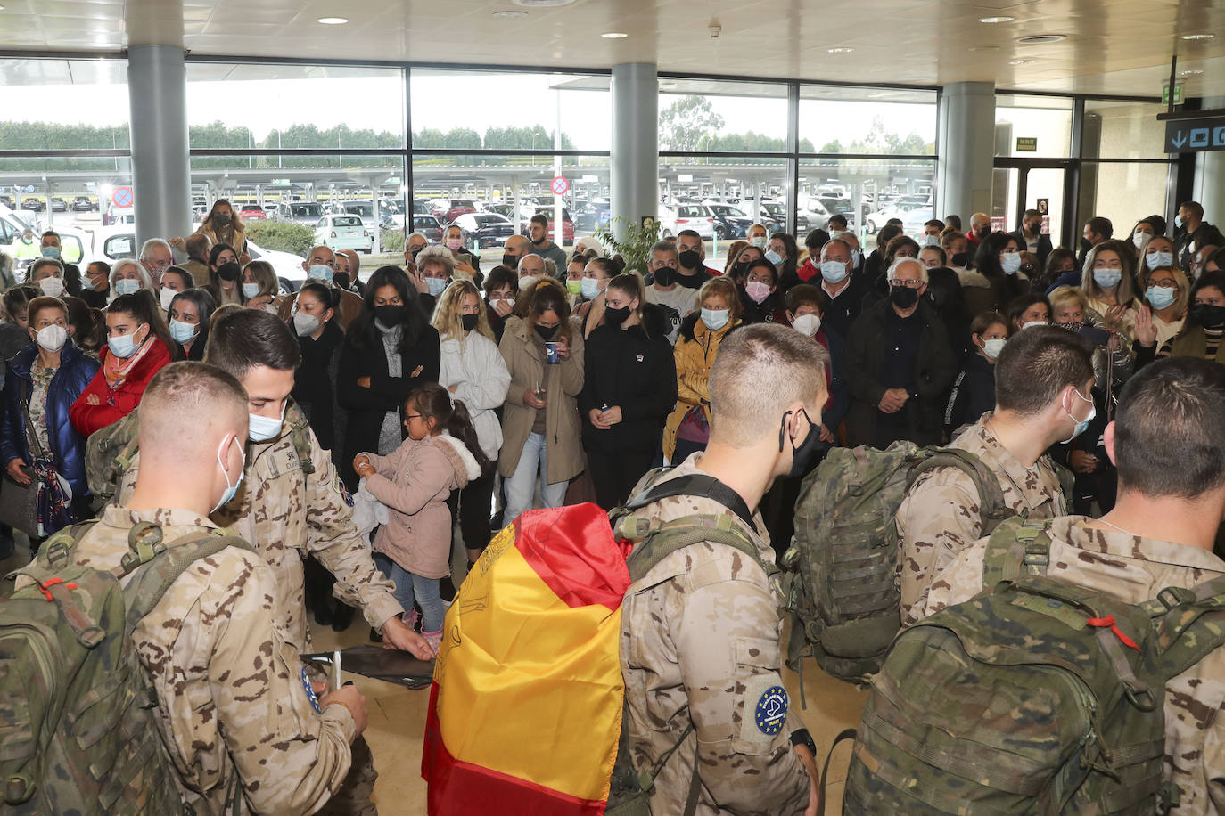 Los 220 soldados que instruirán al ejército de Mali ya han partido de Asturias. Sus familiares han querido acompañarlos para despedirlos entre aplausos y lágrimas. 