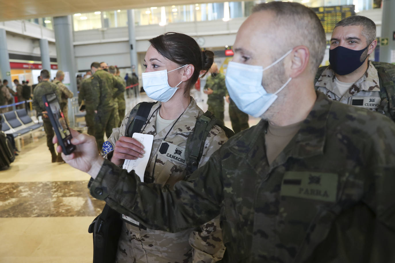 Los 220 soldados que instruirán al ejército de Mali ya han partido de Asturias. Sus familiares han querido acompañarlos para despedirlos entre aplausos y lágrimas. 