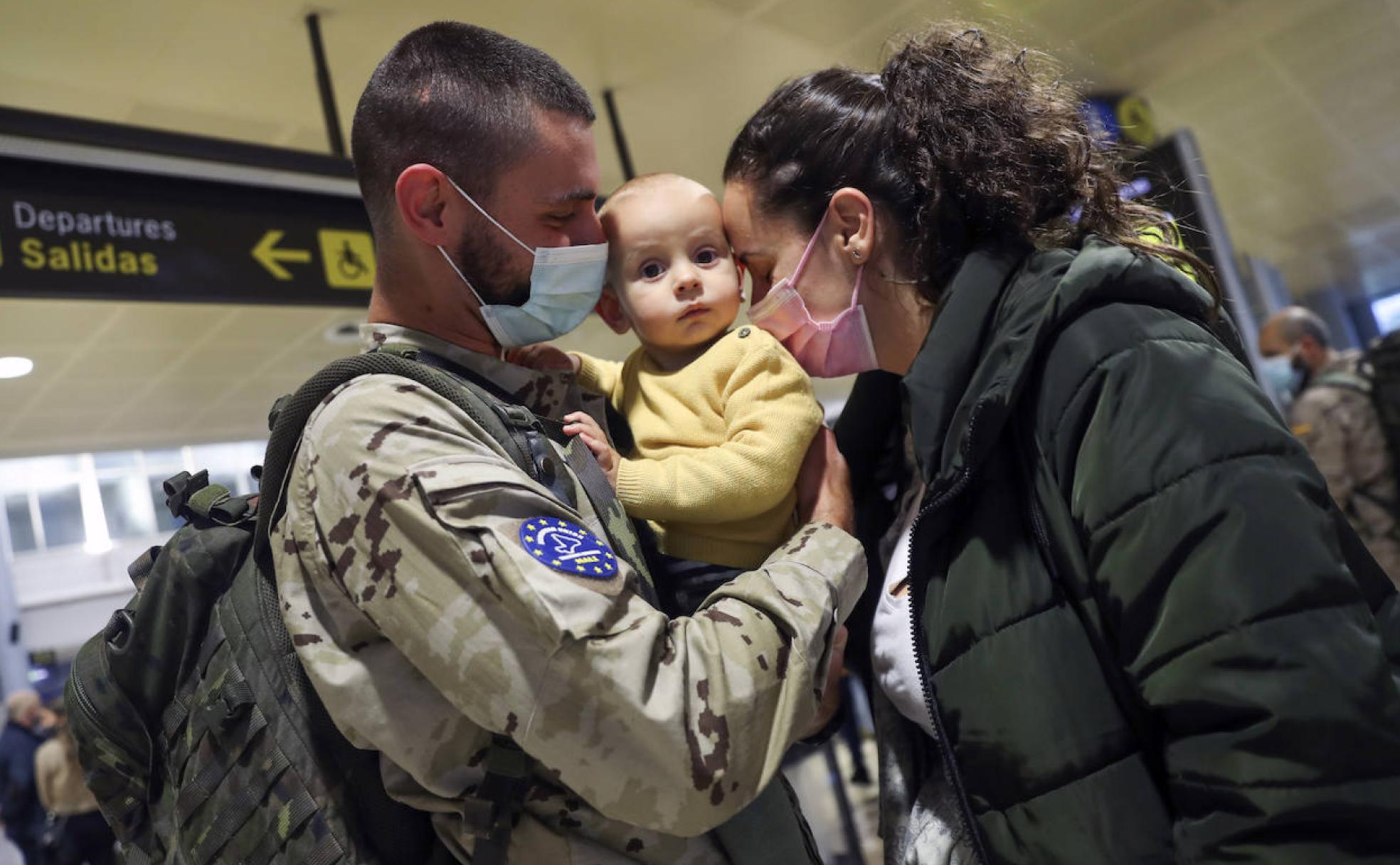 En la imagen, uno de los soldados que parte a Mali se despide de su familia 