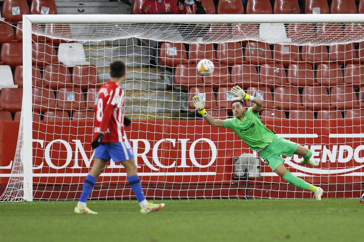 Mariño realiza una estirada durante un partido en El Molinón. 