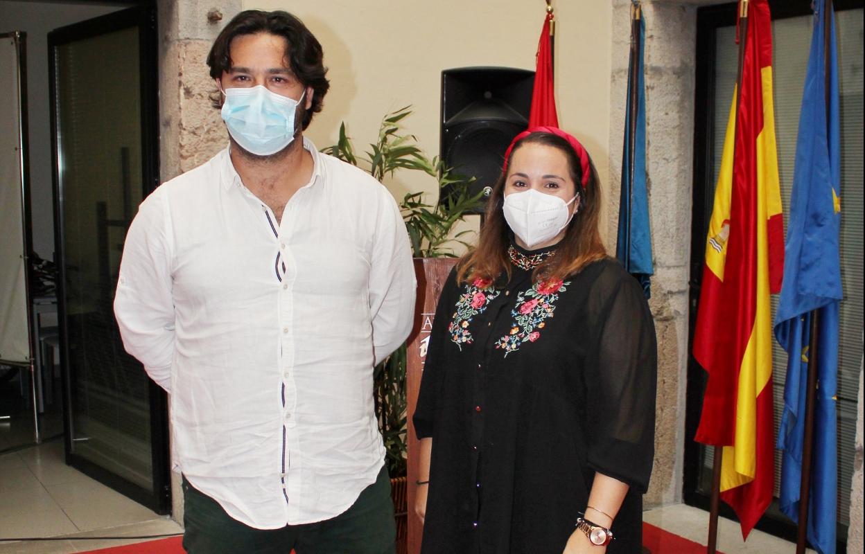 Enrique Riestra y Priscila Alonso, ayer en el Ayuntamiento. 