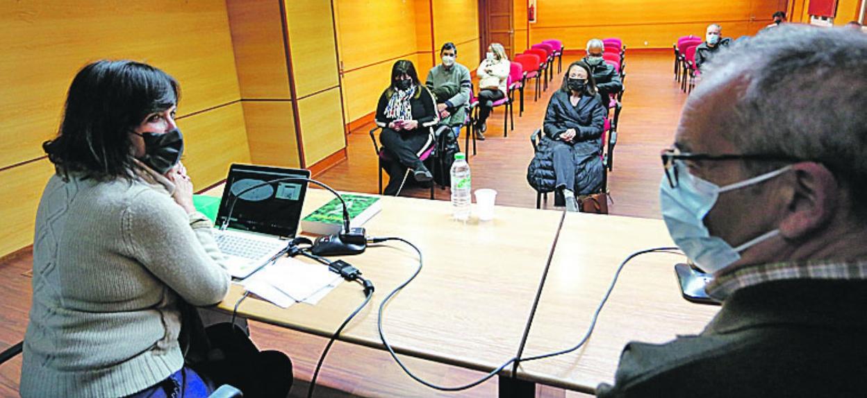 Luz Pontón y Ángel Riego dieron la conferencia. 