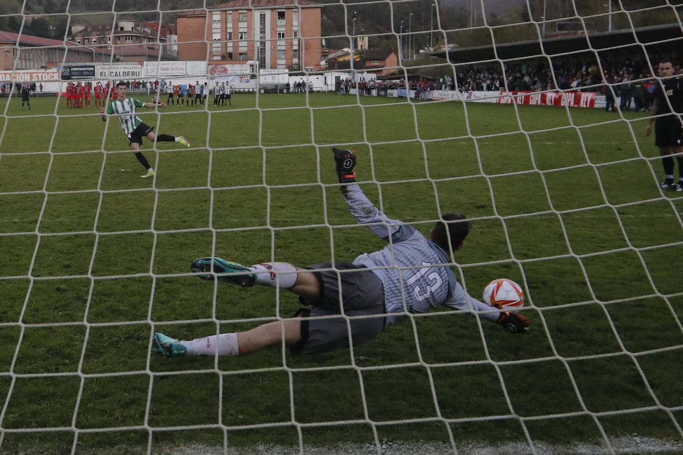 Los asturianos cayeron en la tanda de penaltis ante el Solares (3-5) después de llegar con empate a un tanto a la conclusión del tiempo reglamentario y la prórroga con un total de 120 minutos. Será el Solares el que se enfrente a un equipo de Primera División.