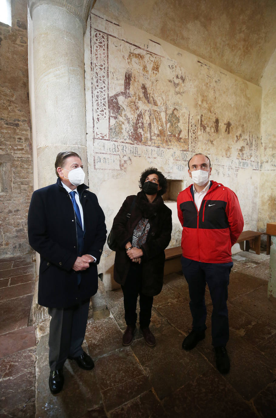 La consejera de Cultura anuncia que tras solucionar la estanqueidad del templo «solo tendríamos que realizar el mantenimiento normal». Junto a ella, el director general de Patrimonio, Pablo León y el alcalde de Oviedo, Alfredo Canteli.