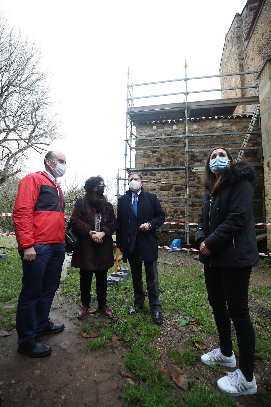 La consejera de Cultura anuncia que tras solucionar la estanqueidad del templo «solo tendríamos que realizar el mantenimiento normal». Junto a ella, el director general de Patrimonio, Pablo León y el alcalde de Oviedo, Alfredo Canteli.