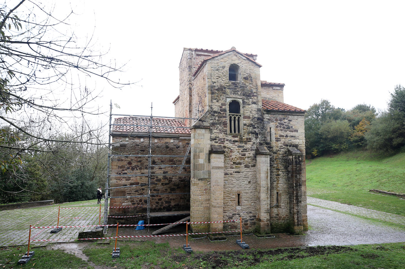 La consejera de Cultura anuncia que tras solucionar la estanqueidad del templo «solo tendríamos que realizar el mantenimiento normal». Junto a ella, el director general de Patrimonio, Pablo León y el alcalde de Oviedo, Alfredo Canteli.