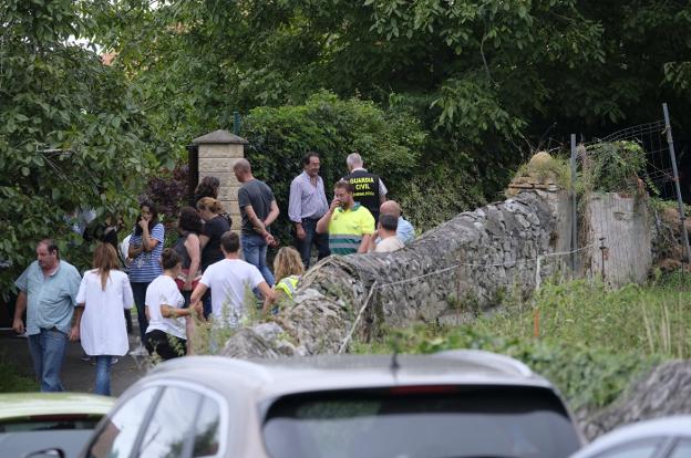 Familiares y Guardia Civil poco tiempo después de que fuese hallado el cadáver de Javier Ardines. 