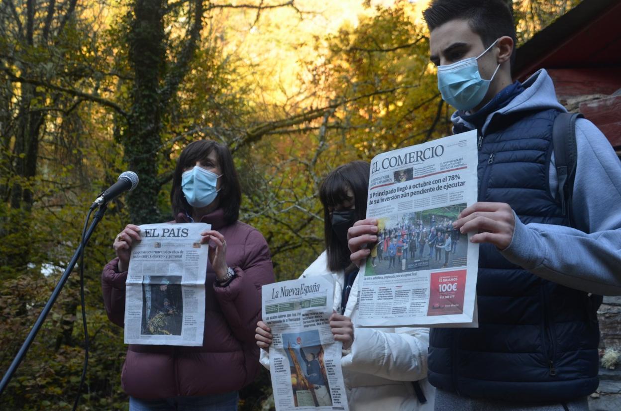 En la cápsula se incluyeron tres periódicos del día de ayer.