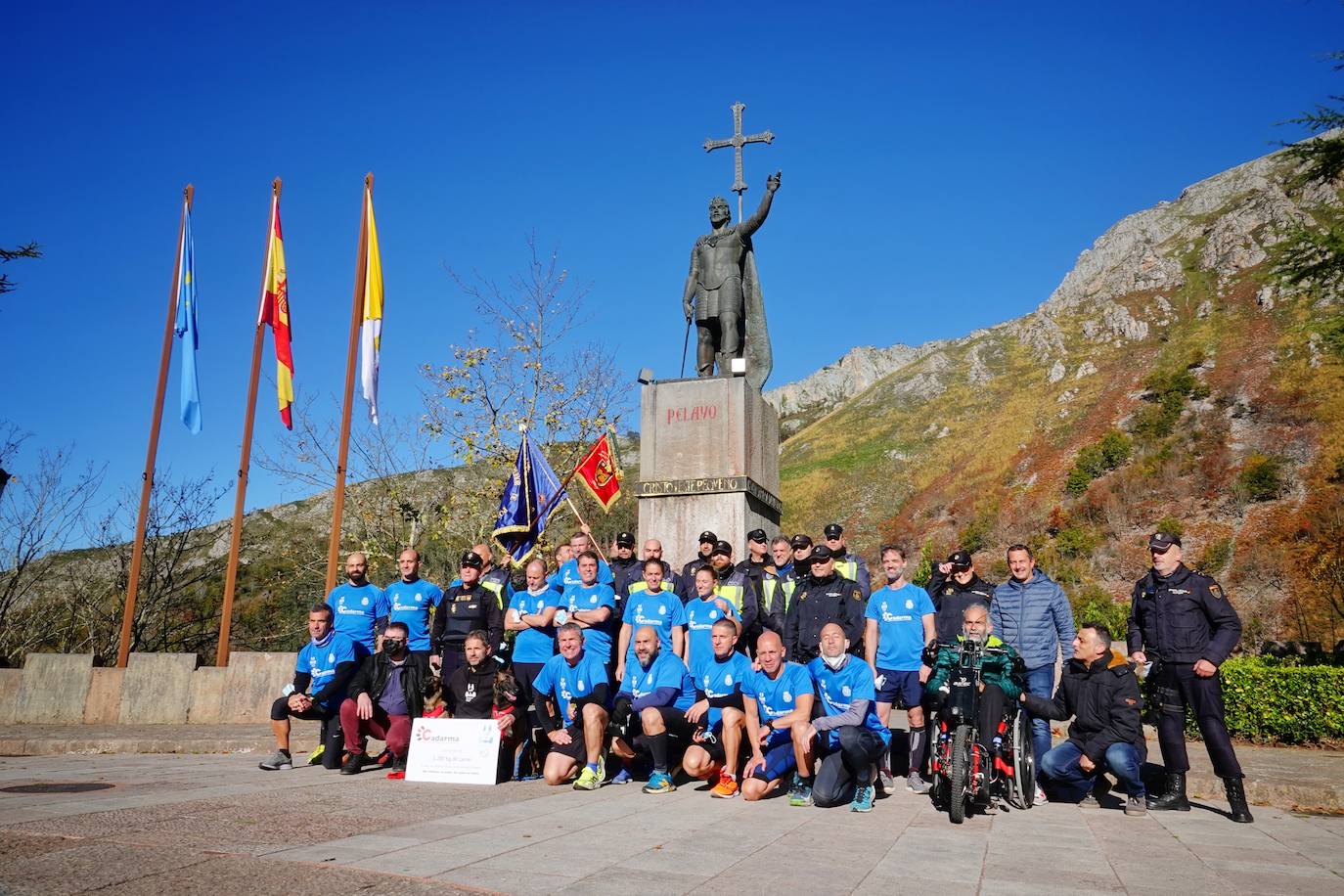 Partiendo del cuartel ovetense de Buenavista a las cinco de la mañana, un total de 18 agentes recorrieron los 84 kilómetros que separan la capital asturiana del Real Sitio mediante relevos de dos personas cada 10 kilómetros. 