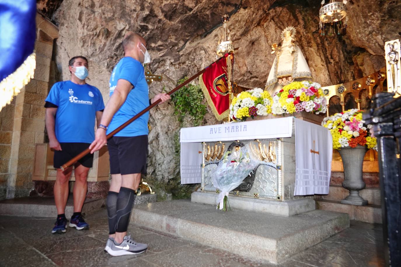 Partiendo del cuartel ovetense de Buenavista a las cinco de la mañana, un total de 18 agentes recorrieron los 84 kilómetros que separan la capital asturiana del Real Sitio mediante relevos de dos personas cada 10 kilómetros. 