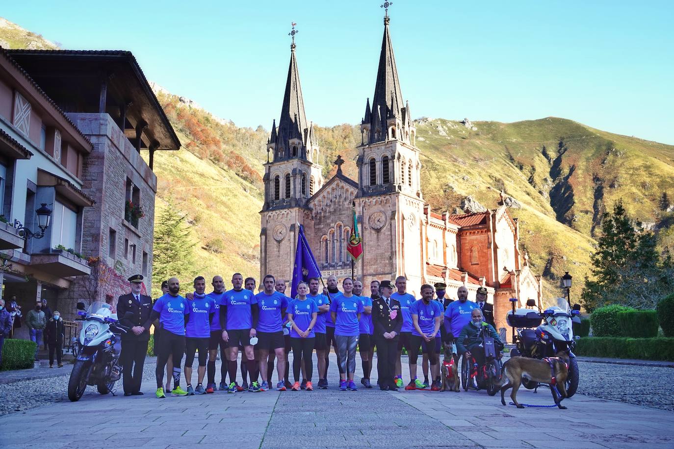 Partiendo del cuartel ovetense de Buenavista a las cinco de la mañana, un total de 18 agentes recorrieron los 84 kilómetros que separan la capital asturiana del Real Sitio mediante relevos de dos personas cada 10 kilómetros. 