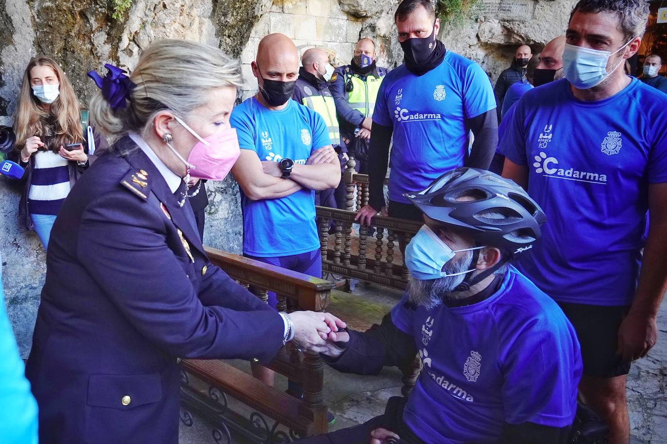 Partiendo del cuartel ovetense de Buenavista a las cinco de la mañana, un total de 18 agentes recorrieron los 84 kilómetros que separan la capital asturiana del Real Sitio mediante relevos de dos personas cada 10 kilómetros. 