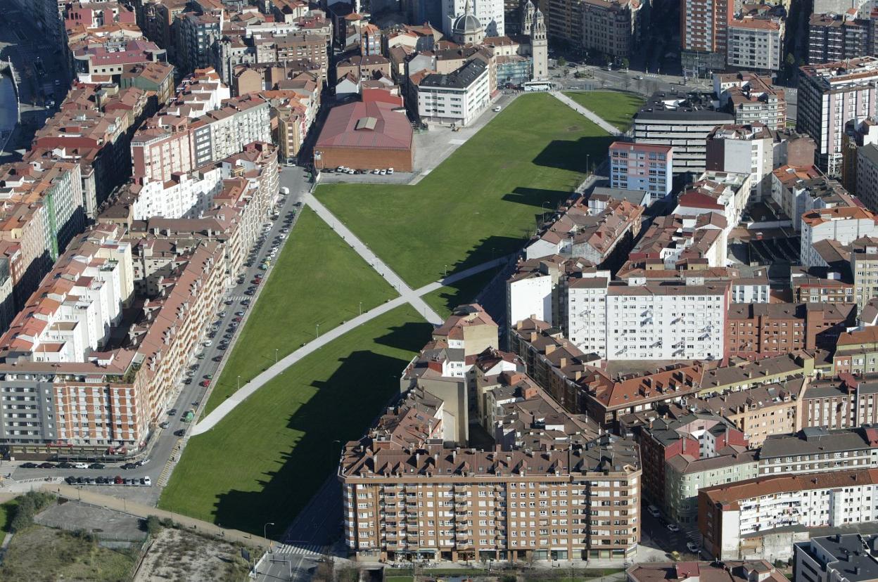 Vista aérea de las parcelas del 'solarón' cuando salieron a subasta en 2016 en una convocatoria que acabó desierta. 