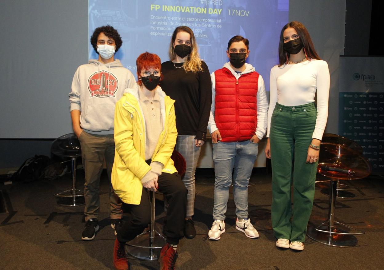 Alan Shorten, Natalia de Paz, Pilar Carpio, Justo Barrera y Sara Laso, en la Universidad Laboral, en Gijón. 