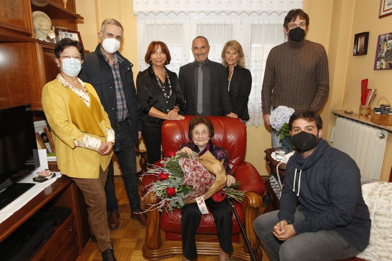 Maricuela, en el centro, rodeada de su amiga Magdalena Antuña; Iván Ardura; sus hijos María Ángeles y José Antonio Rozada; la pareja de este último, Dominique; Alberto Ferraro y Sergio Morais. 