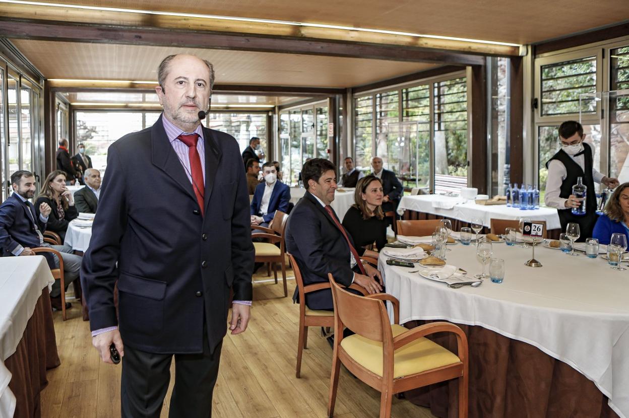 José María Orihuela, en el almuerzo coloquio celebrado en Gijón. 