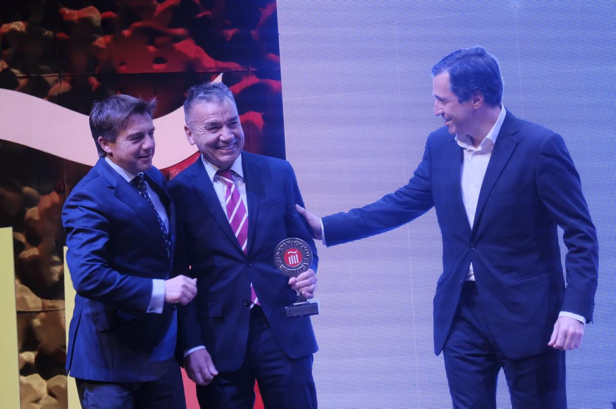 José Almeida (Otea), César Suárez con el premio de Tierra Astur-Crivencar y Xavi Mon, de Unilever España. 