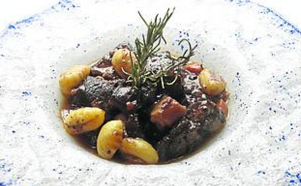 Jabalí guisado con ñoquis y boletus