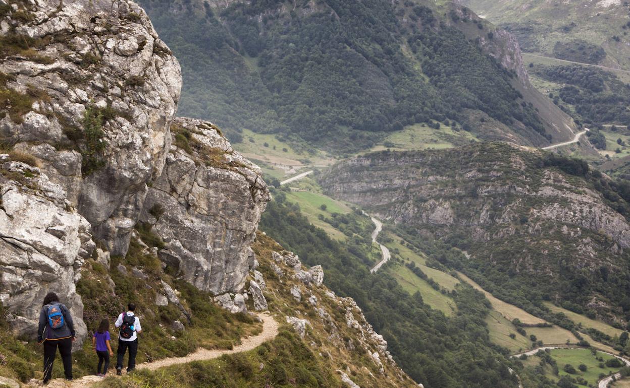 Senderistas en el valle de Saliencia, en una imagen de archivo. 