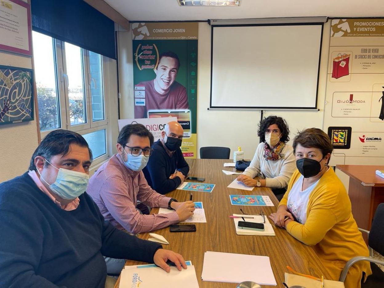 Los foristas Pelayo Barcia, Jaime Fernández-Paíno y Jesús Martínez con Sara Menéndez y María Rodríguez (Unión de Comerciantes). 