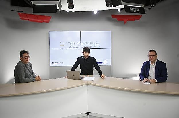 Héctor Colunga y José Antonio Garmón, con el periodista de EL COMERCIO Eduardo Paneque. 