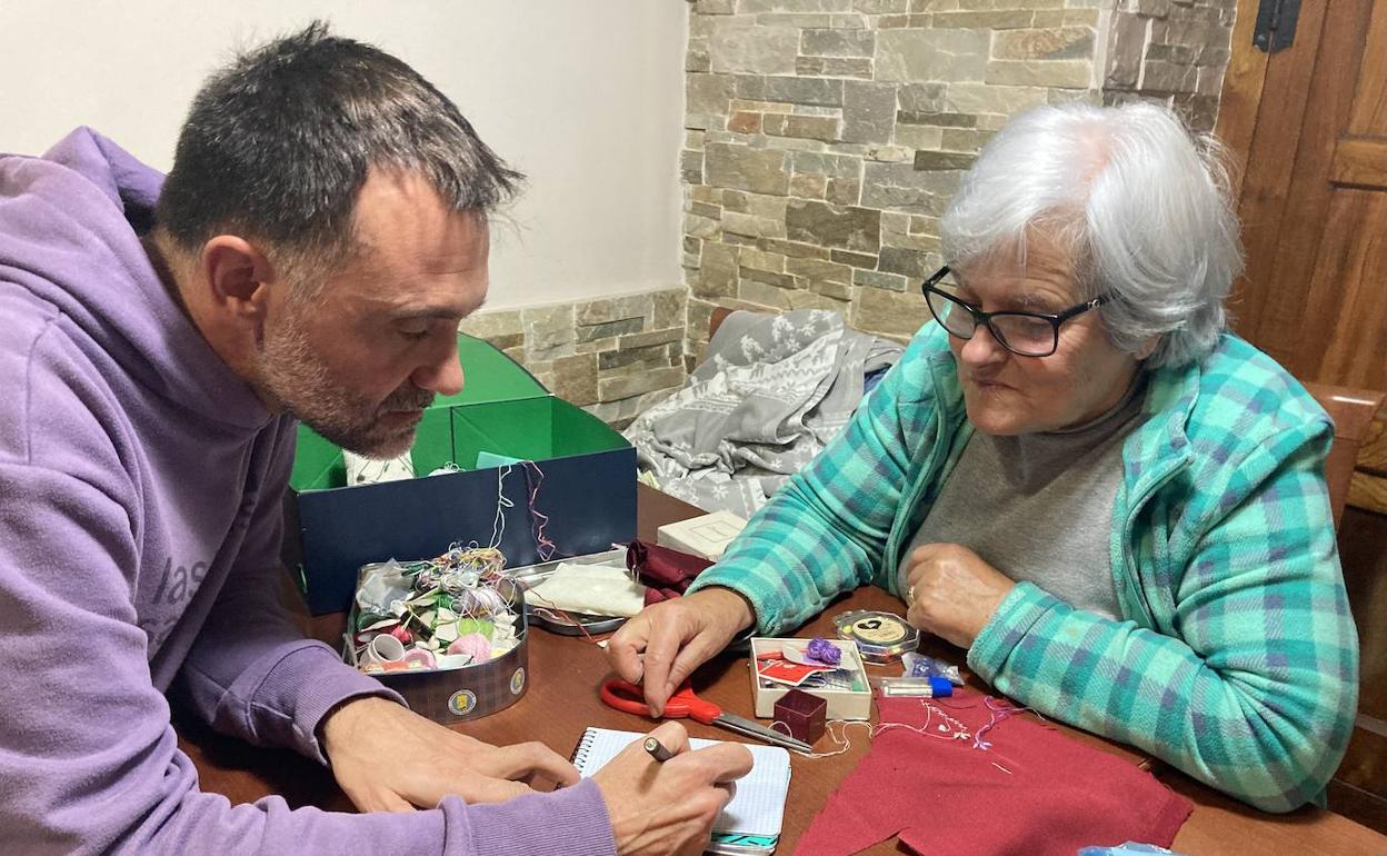 El diseñador Constantino Menéndez trabaja con una vecina de Pillarno en la elaboración del vestido para los Grammy latinos