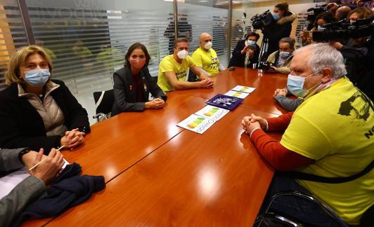 La ministra (centro), durante la reunión con el comité de Alu Ibérica.