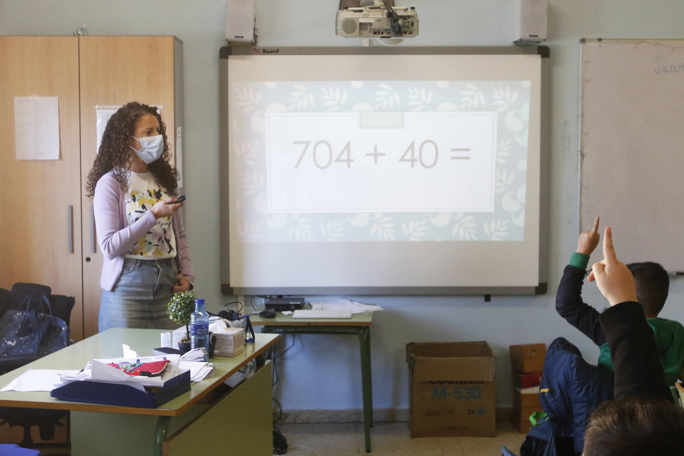Imagen secundaria 2 - Alumnos de cuatro años colocan los ingredientes de una pizza y repasan los números. La jefa de estudios y maestra de AL, Matilde Prieto, y la directora Violeta Menéndez, en el aula abierta. La profesora Esther Yeguas, en una clase de tercero de Primaria. 