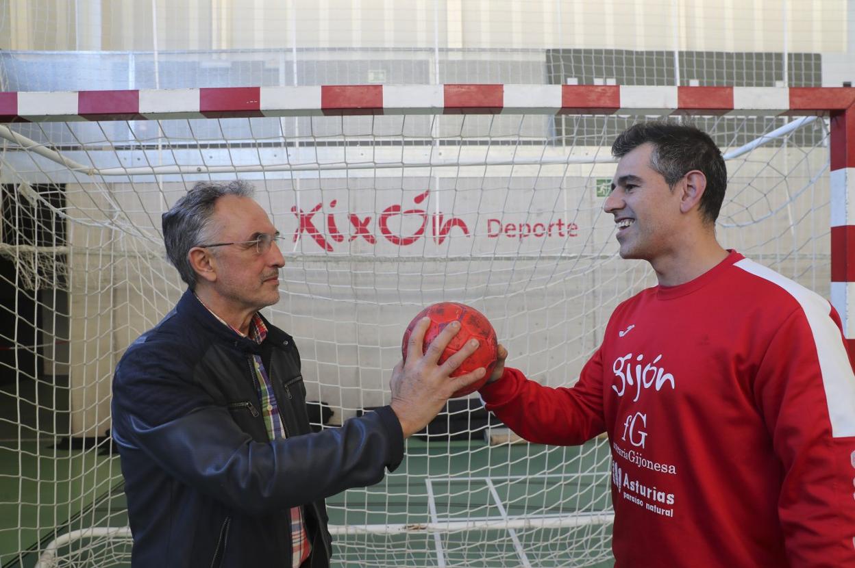 Manolo Díaz, a la izquierda, y Raúl Vallejo, en el Pabellón de La Tejerona, escenario del derbi. 