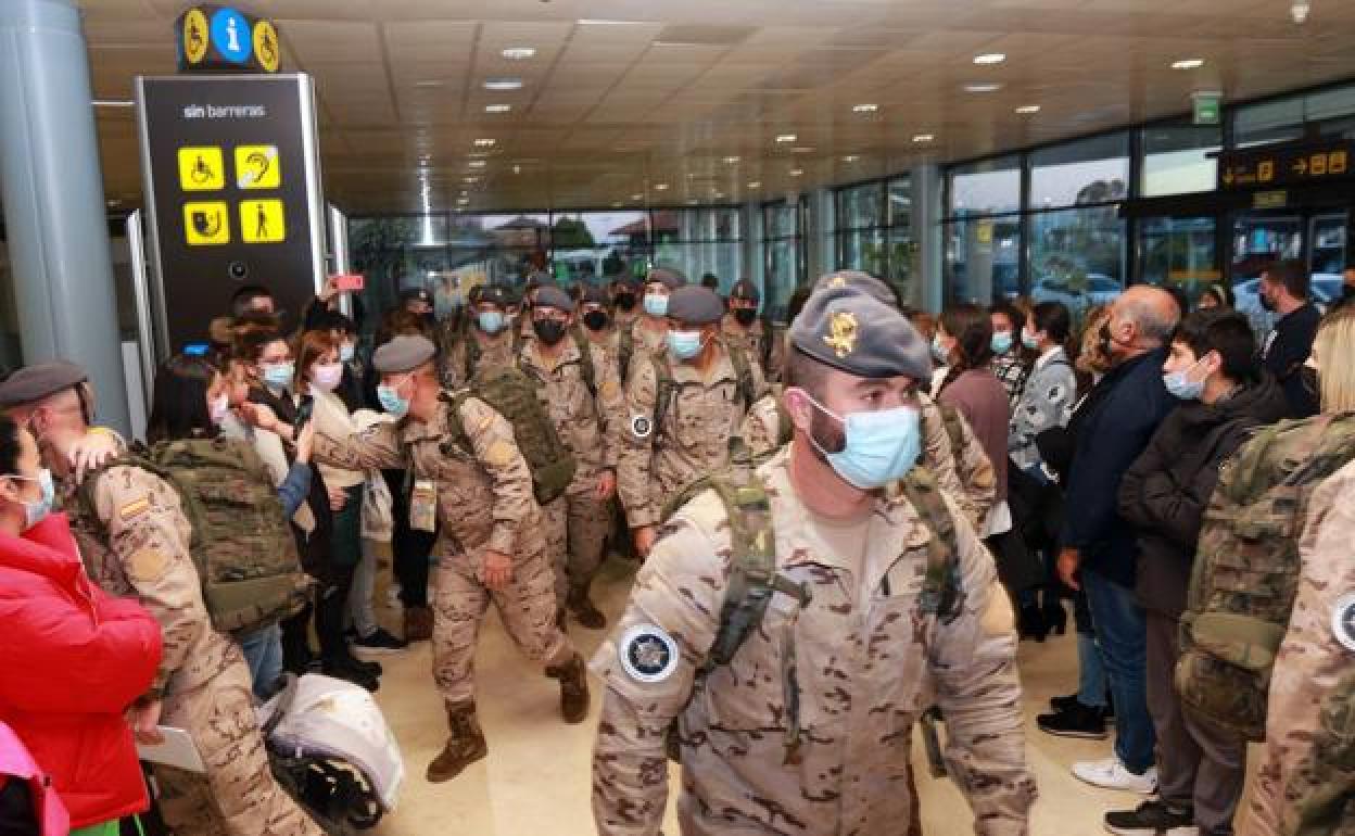 Los militares antes de dirigirse a la zona del embarque. 