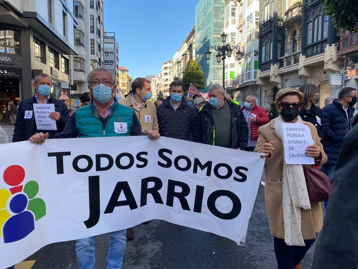 Centenares de vecinos del Occidente de Asturias se han movilizado este sábado en Oviedo para demandar más personal sanitario para el área sanitaria dependiente del Hospital comarcal de Jarrio. Han reclamado una sanidad «pública, digna y de calidad».