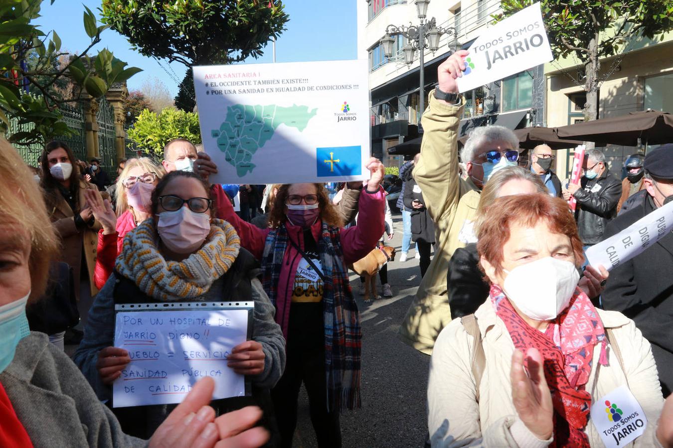 Centenares de vecinos del Occidente de Asturias se han movilizado este sábado en Oviedo para demandar más personal sanitario para el área sanitaria dependiente del Hospital comarcal de Jarrio. Han reclamado una sanidad «pública, digna y de calidad».