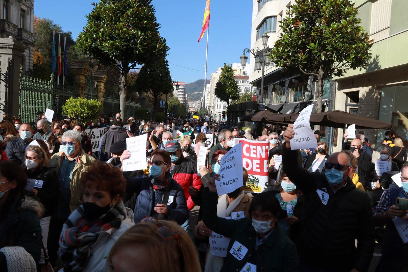 Centenares de vecinos del Occidente de Asturias se han movilizado este sábado en Oviedo para demandar más personal sanitario para el área sanitaria dependiente del Hospital comarcal de Jarrio. Han reclamado una sanidad «pública, digna y de calidad».